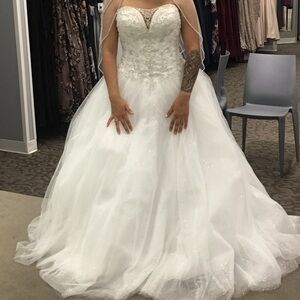 Size 6 David’s Bridal Ball Gown Wedding Dress